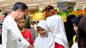 Keceriaan Anak Yatim Piatu Belanja Baju Lebaran Bersama Presiden Jokowi