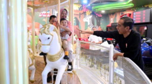 Lebaran Hari Kedua, Presiden Jokowi Bawa Cucu Jalan-jalan ke Mall di Medan