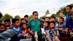 Usai Bermain Bola dengan Anak-anak Gorontalo, Presiden Jokowi: Ayo..! Kita Doakan Timnas  Menang