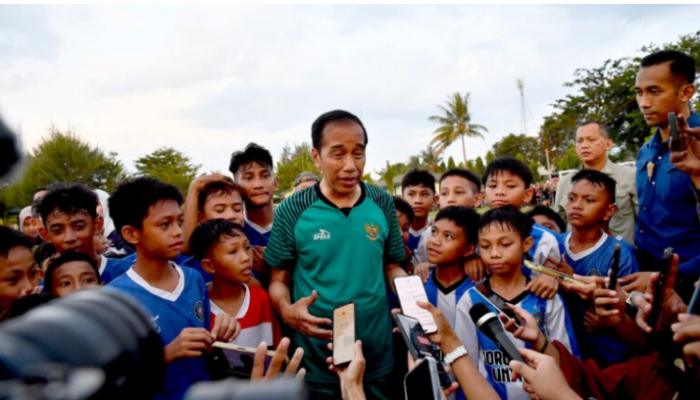Usai Bermain Bola dengan Anak-anak Gorontalo, Presiden Jokowi: Ayo..! Kita Doakan Timnas  Menang