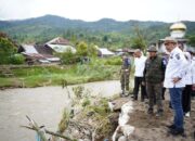 Sigap Bencana, Bupati Epyardi Asda Langsung Siapkan Eskavator Normalisasi Sungai di Lokasi Banjir Nagari Talang Babungo dan Salimpek
