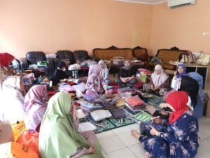 Dharma Wanita UNP Siapkan “Babeku” Membantu Korban Banjir Bandang Pesisir Selatan