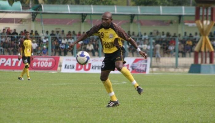 Kisah Pilu Masa Tua Sang Bintang Alexander Pulalo, Semen Padang FC Klub Paling Berkesan!