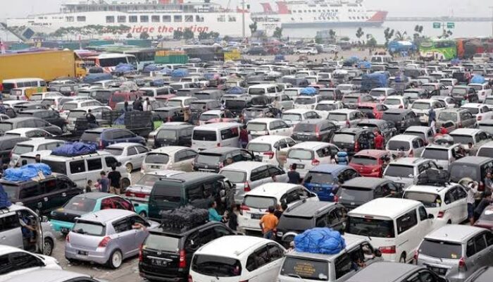 Puncak Arus Mudik Hari Ini, Pelabuhan Ciwandan Dipadati Ribuan Kendaraan ke Sumatera