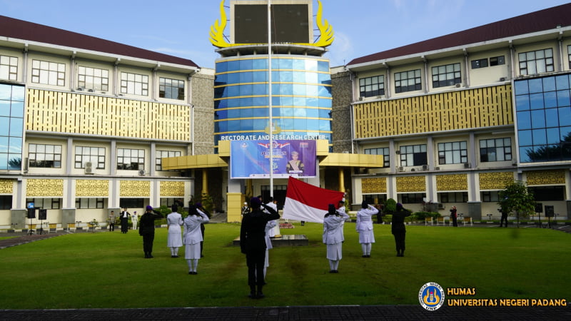 Upacara Hardiknas 2024 di UNP Berlangsung Khidmat, Civitas Akademika Berpakaian Adat Nusantara