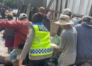 Polres Bukittinggi Turunkan Personil Bantu Korban Galodo Agam