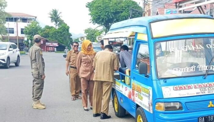 Satpol PP Padang “Warning” PKL Berkedok Mobil, Tapi Ngetem di Trotoar