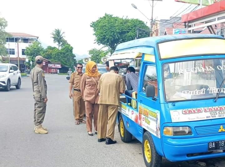 Satpol PP Padang “Warning” PKL Berkedok Mobil, Tapi Ngetem di Trotoar