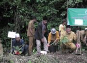 Disaksikan Gubernur, Masyarakat Tinggam Talu dan Silawai Air Bangis Terima SK Hutan Adat dari Bupati Pasaman Barat