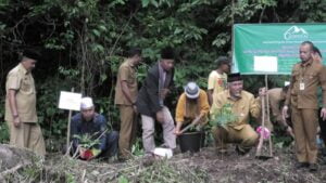 Disaksikan Gubernur, Masyarakat Tinggam Talu dan Silawai Air Bangis Terima SK Hutan Adat dari Bupati Pasaman Barat