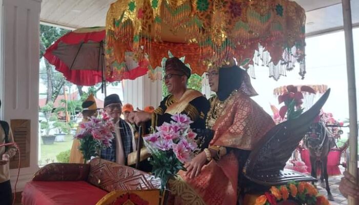 Rang Chaniago Sumagek Baralek Gadang, Hendri Septa Diarak Babendi Sebelum Dilewakan Gala Datuak