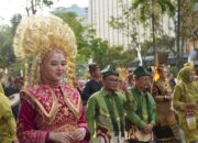 Tari Suluah dan Pakaian Adat Padang Panjang Tarik Perhatian Audiens Apeksi di Pekanbaru