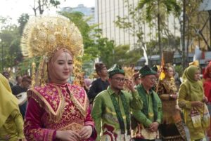 Tari Suluah dan Pakaian Adat Padang Panjang Tarik Perhatian Audiens Apeksi di Pekanbaru