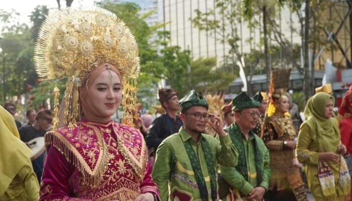 Tari Suluah dan Pakaian Adat Padang Panjang Tarik Perhatian Audiens Apeksi di Pekanbaru