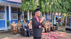 Disambut Adat Minang oleh Siswa SMP 28 Padang, Walikota Hendri Septa Terharu: “Anak-anak Kita Semangat Belajar Keminangkabauan”