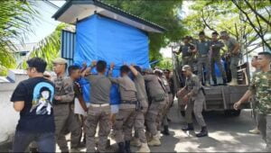 Bangunan Liar dan Gerobak PKL yang Berdiri di Atas Trotoar di Pauh Dibongkar Satpol PP Padang