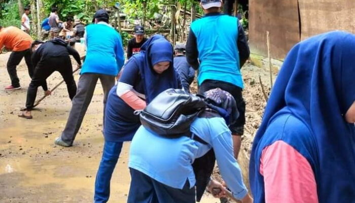 Percepat Pemulihan, ASN Sawahlunto Goro Bergiliran Bantu Rumah Korban Longsor Silungkang