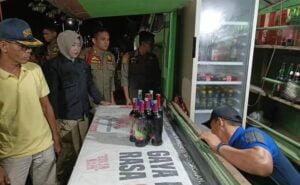 Sisir Sejumlah Cafe di Padang, Satpol PP Amankan Puluhan Botol Minuman Beralkohol