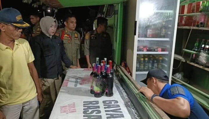 Sisir Sejumlah Cafe di Padang, Satpol PP Amankan Puluhan Botol Minuman Beralkohol