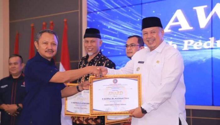 Walikota Solok Terima Penghargaan Tokoh Peduli SPSI Awards 2024