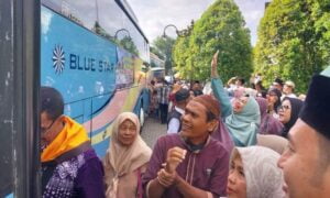 Dilepas Walikota Hendri Septa, Tangis Haru Iringi Keberangkatan 1.244 Calon Haji Kota Padang