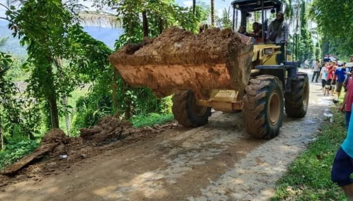 Sempat Tertimbun Longsor, Kini Jalan Nagari Bomas-Koto Baru Solok Selatan Kembali Normal