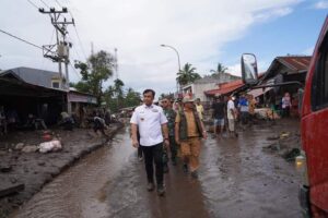 Bupati Dharmasraya Serahkan Bantuan untuk Korban Galodo Tanah Datar