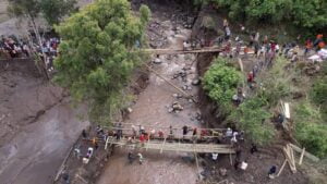 Nagari Sungai Jambu Terisolir Dihantam Galodo, Masyarakat Bersama Aparat Bangun Jembatan Darurat