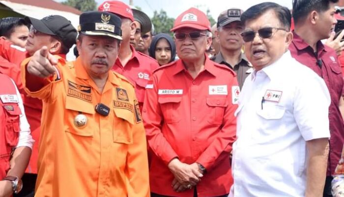 Ketua PMI Jusuf Kalla Kunjungi Korban Galodo di Canduang Agam