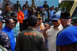 Pulang Kunjungan Luar Negeri, Prabowo Subianto Langsung ke Sumbar Serahkan 20 Ton Beras untuk Korban Galodo 