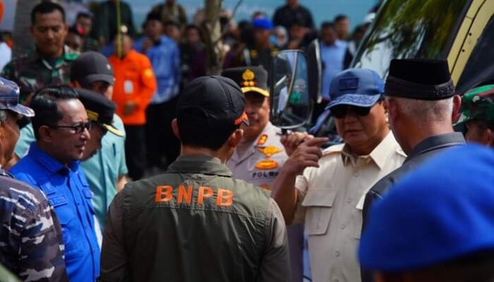 Pulang Kunjungan Luar Negeri, Prabowo Subianto Langsung ke Sumbar Serahkan 20 Ton Beras untuk Korban Galodo 