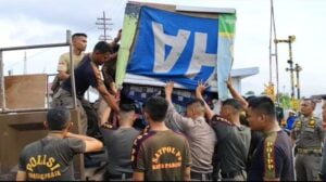 Peringatan Dicuekin, Satpol PP Padang Bongkar Lapak dan Gerobak PKL di Fasum Trotoar