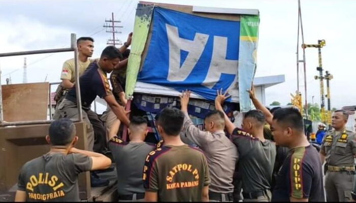 Peringatan Dicuekin, Satpol PP Padang Bongkar Lapak dan Gerobak PKL di Fasum Trotoar