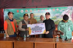 Ikut Berduka! Gubernur Bengkulu Serahkan Bantuan dan Temui Korban Galodo Sumatera Barat