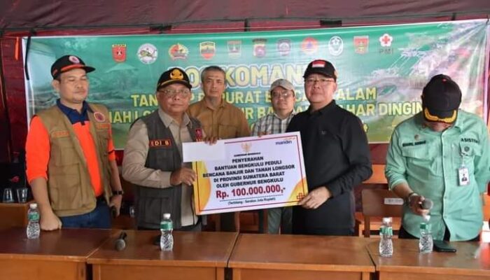 Ikut Berduka! Gubernur Bengkulu Serahkan Bantuan dan Temui Korban Galodo Sumatera Barat