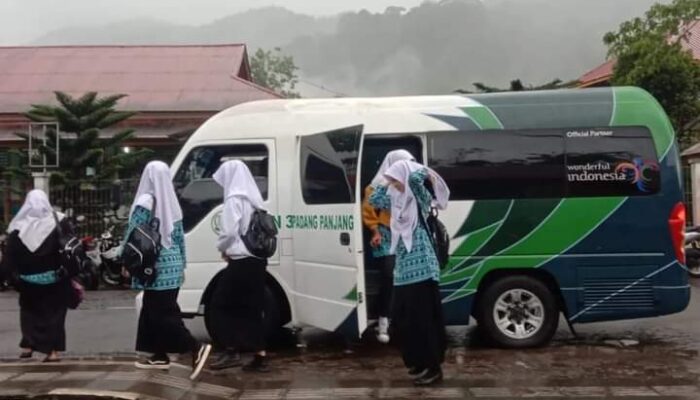 SMAN 3 Padang Panjang Sediakan Layanan Antar Jemput Siswa Terdampak Banjir Bandang