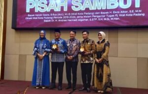 Pisah Sambut Wako-Wawako Padang, Hendri Septa-Ekos Albar Terima Pin Emas