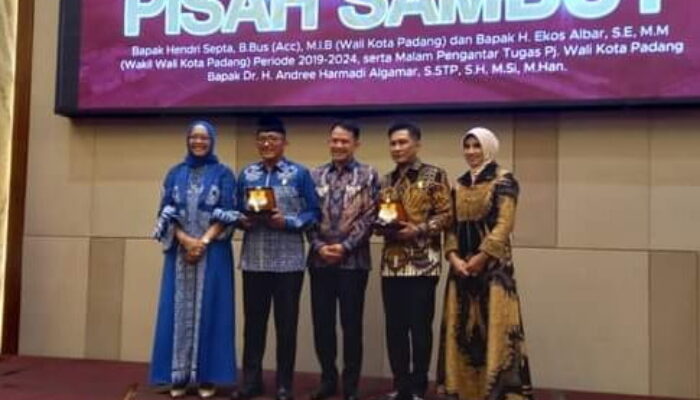 Pisah Sambut Wako-Wawako Padang, Hendri Septa-Ekos Albar Terima Pin Emas