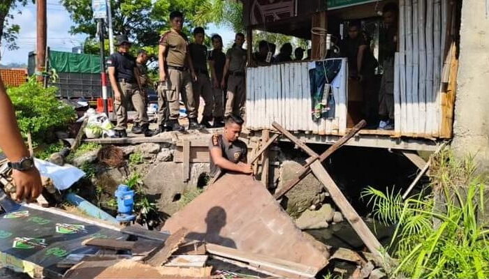 Pos Kamling Disalahfungsikan, Pol PP Padang Bongkar Bangunan Liar di Atas Drainase