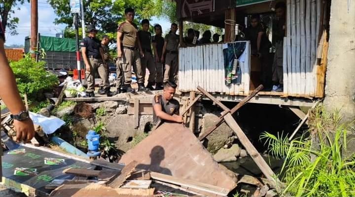 Pos Kamling Disalahfungsikan, Pol PP Padang Bongkar Bangunan Liar di Atas Drainase