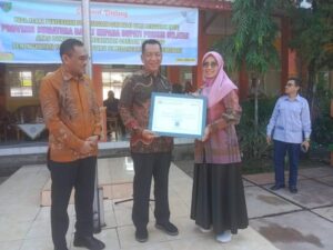 Rapor Pendidikan Naik 18 Poin, Pemkab Pesisir Selatan Terima Penghargaan Kemendikbud-Ristek