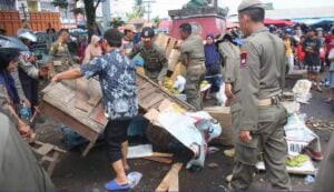 Berjualan di Trotoar dan Area Parkir Pasar Bandar Buat, Puluhan Lapak PKL Dibongkar Pol PP Padang