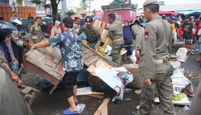 Berjualan di Trotoar dan Area Parkir Pasar Bandar Buat, Puluhan Lapak PKL Dibongkar Pol PP Padang