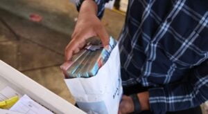 Transparansi Bantuan: Dana Tunai Langsung Disetor, Bank Nagari Buka Pelayanan di Posko Utama Tanah Datar