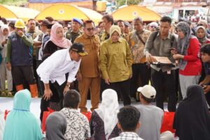 Serahkan Bantuan, Menko PMK dan Mensos Wakili Presiden Jokowi ke Tanah Datar