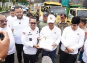 Gebu Minang Bawa 12 Truk Berisi 9.000 Paket Sembako untuk Bantuan Galodo Sumbar