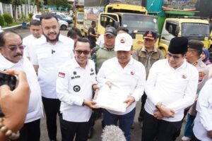 Gebu Minang Bawa 12 Truk Berisi 9.000 Paket Sembako untuk Bantuan Galodo Sumbar