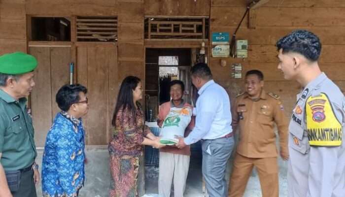 Diserahkan Simbolis di Desa Sido Makmur, 10.013 KPM Mentawai Terima Bantuan Beras Pemerintah 