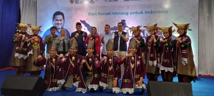 Relawan Bakti BUMN Ajarkan Warga Padang Manfaatkan Sampah Jadi Berkah