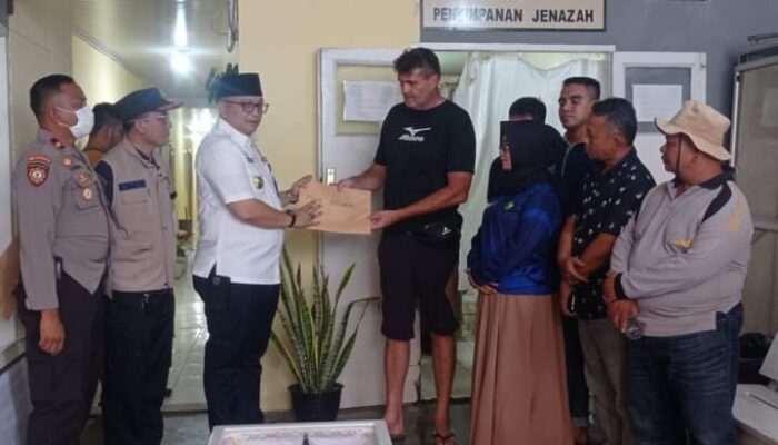 Pj Walikota Padang Lepas Jenazah Wisatawan Perancis Korban Pohon Tumbang di Cottage Sungai Pisang
